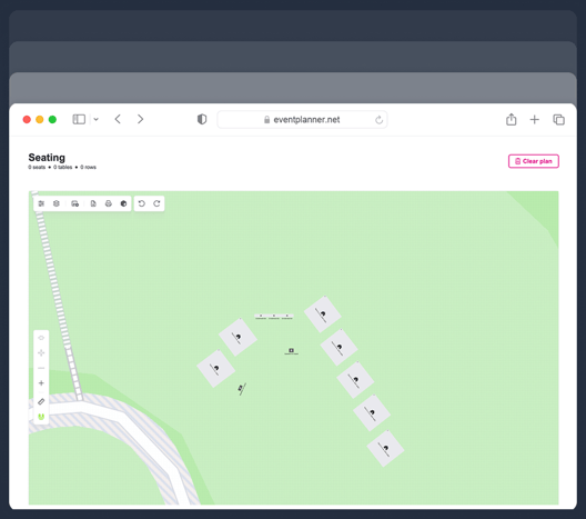 Un site de festival dessiné à l'échelle sur une carte dans le concepteur de plans de salle d'eventplanner.net, avec des tentes, des barrières anti-foule et une enceinte.
