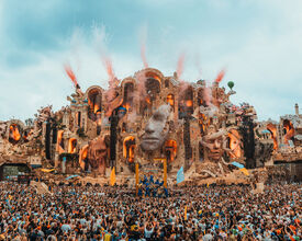 Nouveaux chiffres records pour Tomorrowland : 90 000 euros de bénéfice par jour, 300 millions de recettes et 21 millions de dividendes. Nouveaux chiffres records pour Tomorrowland : 90 000 euros de bénéfice par jour, 300 millions de recettes et 21 millions de dividendes.